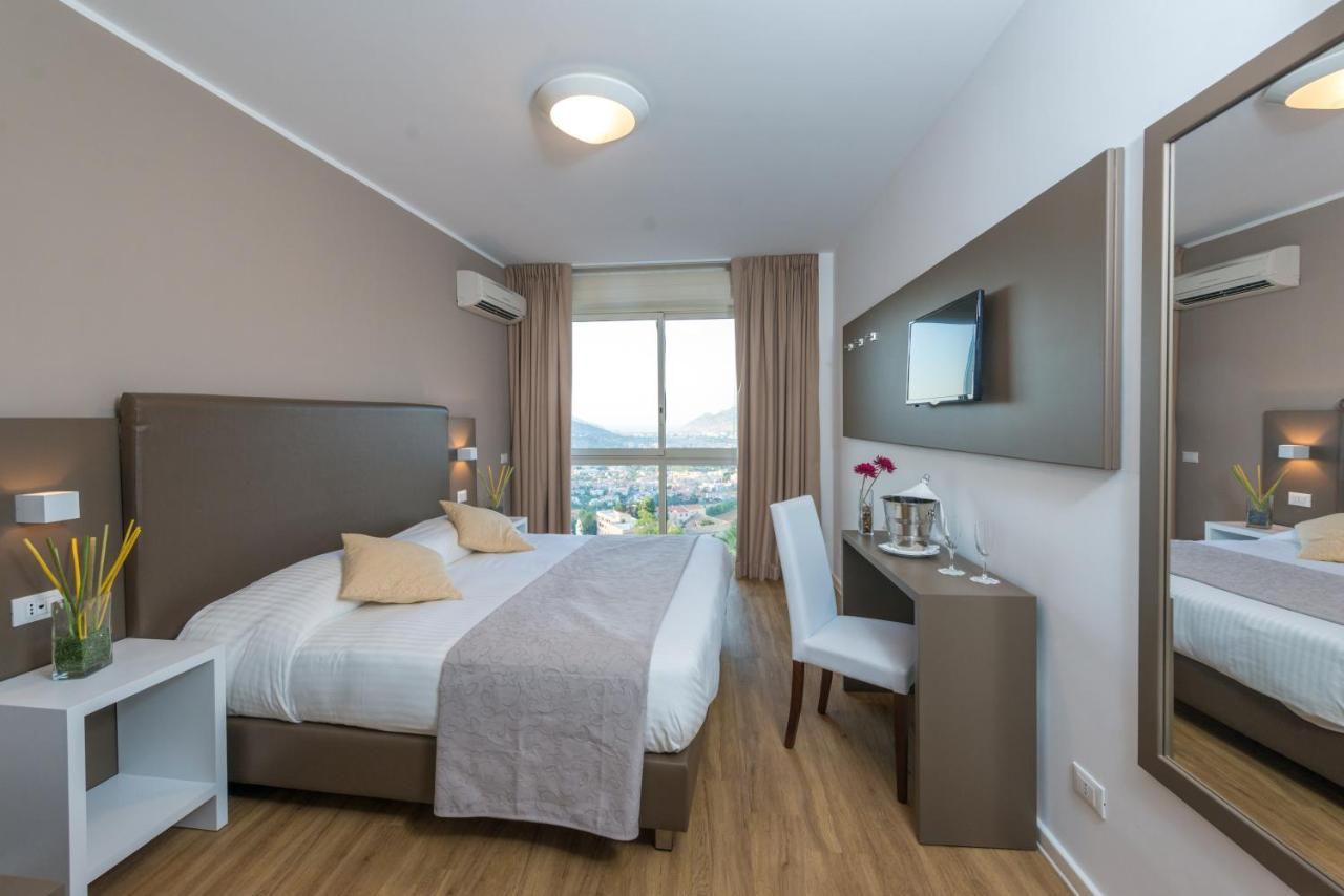 Doppelzimmer mit Fenster und Aussicht